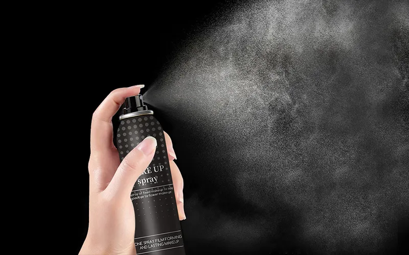 HET VERTROUWEN OM MAKE-UP NIET TE VERWIJDEREN KOMT VAN WILSON'S SETTING SPRAY.
